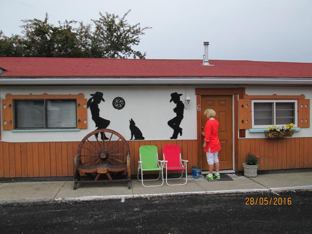 Tel-A-Friend Motel Vernon Exteriör bild